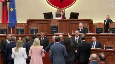 Photo of Berisha kërkon t’i përgjigjet Toni Gogut, deputetët e PD bllokojnë foltoren