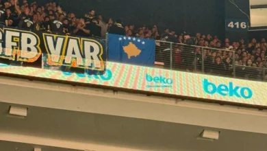 Photo of Tërbohen serbët, tifozët turq i presin me flamurin e Kosovës, në ndeshjen e Euroligës
