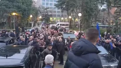 Photo of Protesta kombëtare/ Berisha mbërrinë në selinë blu, pritet nga mbështetësit: O Sali o hero gjithë Shqipëria ty të do