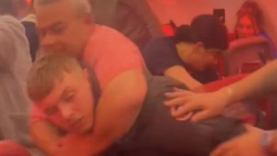 Photo of VIDEO/ Panik në fluturimin nga Turqia për në Mançester, përleshje e përgjakshme mes pasagjerëve në bordin e avionit! Grusht i thatë, dhëmbë në dysheme (VIDEO)