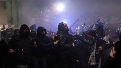 Photo of Protestuesit përleshen pranë stadiumit të Lojërave Dimërore, policia italiane përdor gaz lotsjellës