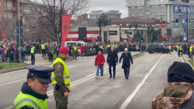 Photo of Rifat Jashari me brohoritje e duartrokitke pritet nga qytetarët në parakalimin e FSK-së dhe Policisë