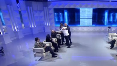 Photo of FOTO+VIDEO- “Mbylle gojën”- Përplasje fizike në emision, Berat Buzhala tenton të godasë Albatros Rexhaj: Kujt i thua ashtu…