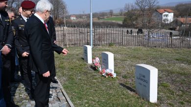 Photo of Ali Ahmeti: Smund të largohem nga Kosova pa bërë nderime te vari i shokut, vëllaut e bashkëluftëtarit Fehmi Lladrovci, si dhe te heroinë Xhevës