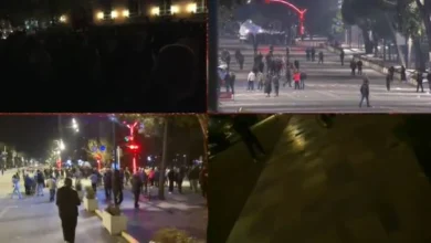 Photo of Protestuesit sulmojnë me molotovë selinë e PS-së, policia hedh ujë drejt tyre