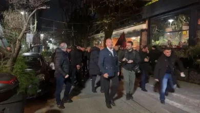 Photo of Pati probleme me frymëmarrjen dhe sytë, Berisha i rikthehet protestës pas pauzës disa-minutëshe pranë shtëpisë së tij