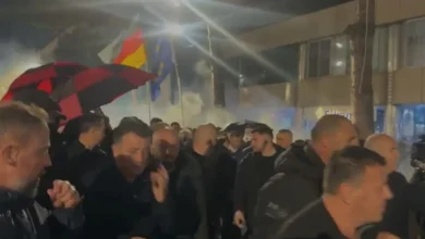 Photo of Video-lajm/ Berisha largohet me nxitim pas hedhjes së molotovëve drejt Kryeministrisë, mbrohet me çadra nga truprojat