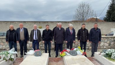 Photo of Ahmeti homazhe te varrezat e dëshmorëve në fshatin Prilep të Deçanit
