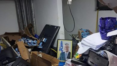 Photo of Fotografia e Thaçit në mbeturina të MPJD-së, Musliu: Këta horra të tërbuar kanë ardhur të luftojnë simbolin, historinë dhe dinjitetin e shtetit
