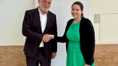 Photo of Thaçi takim në ambasadën e SHBA-së në Shkup me znj. Kelly R. McCaleb, Zyrtare Politike në Ambasadën e SHBA-së