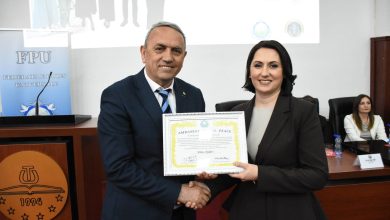 Photo of Deputetja Rina Ajdari nderohet me titullin “Ambasador i Paqes” nga ana e Federatës së Paqes Universale