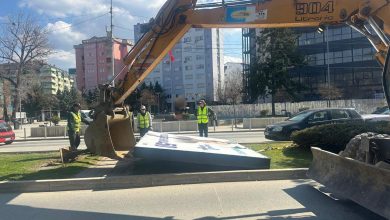 Photo of “Heqja” e billbordit të Thaçit e Veselit, reagon Peci: Kërkova përjashtim për foton e tyre