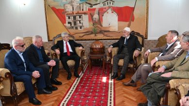 Photo of Ali Ahmeti pritet në kullën e Jasharajve nga kryefamiljari Rifat Jashari