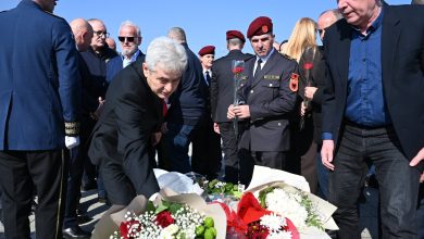 Photo of Ali Ahmeti me bashkëluftëtarë dhe bashkëpartiak nderon të rënët e familjes Jashari në Prekaz