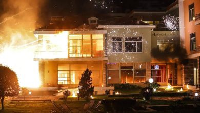 Photo of Opozita në Shqipëri i vë flakën ish-vilës së Enver Hoxhës