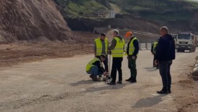 Photo of Zhbllokohet juglindja, hapet në mesditë Librazhd-Prrenjas/ Kryhen testet e fundit për të matur qëndrueshmërinë e rrugës provizore