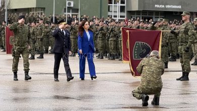 Photo of Presidentja Osmani parakalon para ushtarëve të FSK-së