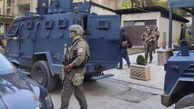 Photo of Gjenden armë e uniforma në një shtëpi të pabanuar në Zubin Potok