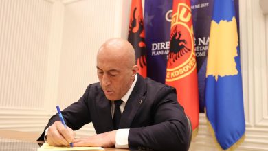 Photo of Haradinaj nënshkruan peticionin kombëtar në përkrahje të ish-krerëve të UÇK-së