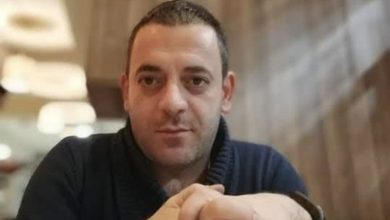 Photo of Dy duar, një Trup, Pesë Gishta dhe Një Turp