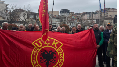 Photo of Eskalon protesta e UÇK-së në Prishtinë, protestuesit kalojnë me forcë policinë (VIDEO)