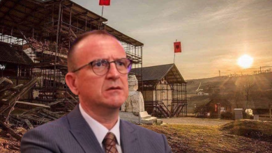 Photo of Taravari kujton Epopenë e UÇK-së: Familja Jashari shkroi një nga faqet më heroike dhe patriotike të historisë sonë