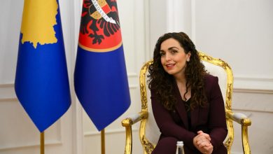Photo of “Mërgata me Kryeministrin”, grupi i organizuar që po kërkon dorëheqjen e Vjosa Osmanit
