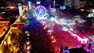 Photo of “Mbushet” Elbasani, mijëra qytetarë dalin në rrugët e qytetit për të festuar ‘Natën e Verës’