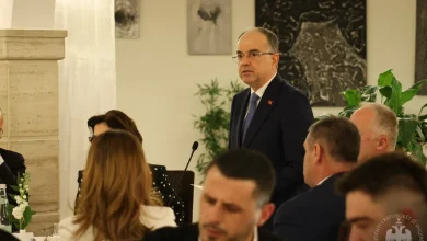 Photo of “Njeriu është më i fortë kur di të vendosë kufij për veten”, Begaj mbledh në tryezën e iftarit gazetarët: Profesioni juaj, një formë e ‘agjërimit të fjalës’