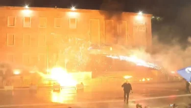 Photo of Kryeministria në flakë/ Shpërthejnë fishekzjarrët, protestuesit largohen me vrap, kundërpërgjigjet policia