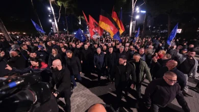 Photo of Pas sulmit ndaj Kryeministrisë, turma e protestuesve niset drejt Bashkisë së Tiranës, sulmohen me molotovë dy ministri