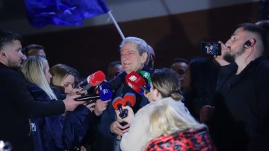Photo of Iu hodh spray në sy, Berisha flet në mbyllje të protestës: Ishte një akt i shëmtuar, por…