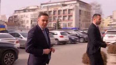 Photo of Afati i Presidentit, Abdixhiku arrin në Kuvend për takim me Kurtin