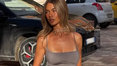Photo of Alesia provokon me bikini me ngjyra pranë detit