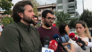 Photo of Gjinovci ua lë fajin familjarëve të viktimave për ekspozitën: Për pensione i deklaruan të vrarët si ushtarë – histeri e rivalëve të Kurtit