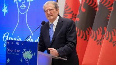 Photo of Takimi me gratë dhe vajzat për 8 Mars, Berisha i fton në protestën e radhës: Ne jemi vetë dallga, do i tregojmë vendin këtij regjimi