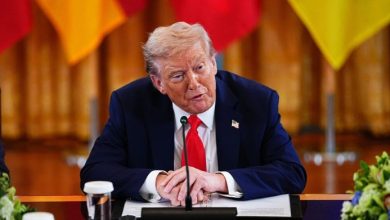 Photo of Trumpi “detyron” anëtarët e stafit të tij të mbathin këpucë të lira të markës që ai preferon (FOTO)