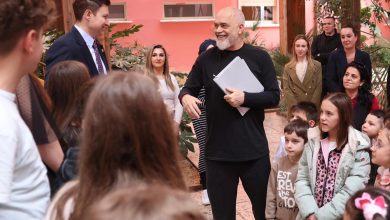 Photo of “Mbajnë gjallë gjuhën shqipe”, Edi Rama takon fëmijët e Manastirit