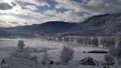 Photo of Dëbora ‘pushton’ zonat malore të Elbasanit, deri në 25 cm trashësi në disa fshatra