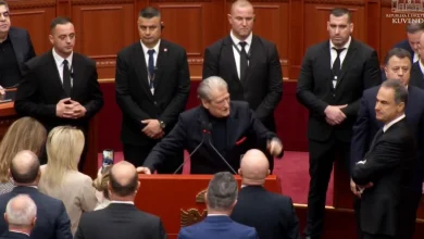Photo of Peleshi i mbylli mikrofonin, Berisha futet ‘live’ në Facebook dhe mban fjalim: Koha juaj ka marrë fund