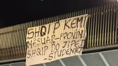Photo of “Shqip kemi mësuar, shqip do testoemi” – studentët ‘pushtojnë’ Shkupin me pankarta