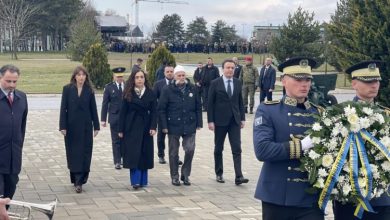Photo of Krerët e shtetit bashkë me Rifat Jasharin bëjnë homazhe te obelisku i UÇK-së në Kazermën “Adem Jashari”