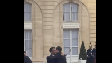Photo of Kurti arrin në Pallatin Elysee, përqafon Presidentin Macron