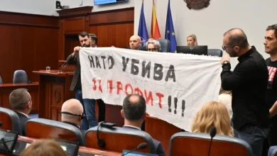 Photo of Rutte vizitë zyrtare në Shkup, e majta e pret në Kuvend me pankartë “NATO vret për fitim”