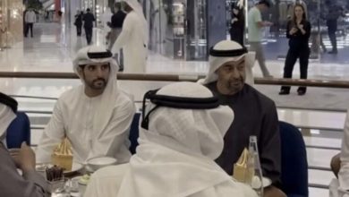 Photo of Presidenti i Emirateve të Bashkuara Arabe dhe princi i Dubait qetësojnë banorët, pinë kafe në qendër të qytetit
