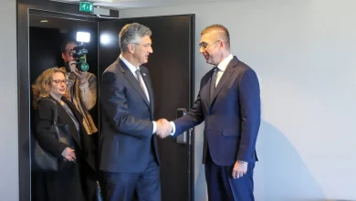 Photo of Kryeministri Mickoski takoi homologun kroat, Andrej Plenkoviq, në Kongresin e partive popullore