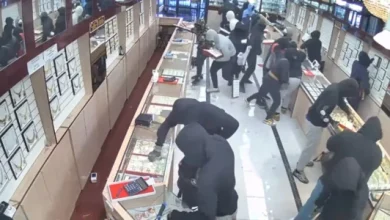 Photo of Vjedhje spektakolare: 20 hajna bastisin dyqanin e bizhuterive dhe marrin mallra mbi 1.4 milionë dollarë