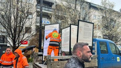 Photo of Komuna e Prishtinës në aksion: Largohen tabelat e ekspozitës me pasaktësi për masakrat