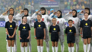 Photo of Vajzat e Kombëtares së Iranit ndryshojnë qëndrim, në ndeshjen e dytë kënduan himnin dhe përshëndetën ushtarakisht