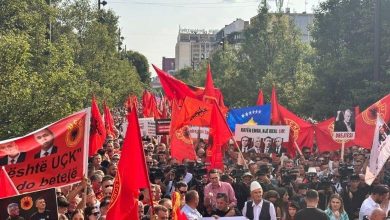 Photo of Studentët e Pejës në protestë, kërkojnë mbrojtjen e vlerave të UÇK-së (VIDEO)